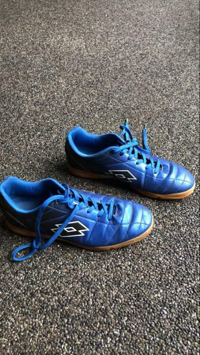 voetbalschoen maat 41 en 42, Ophalen, Zo goed als nieuw, Schoenen