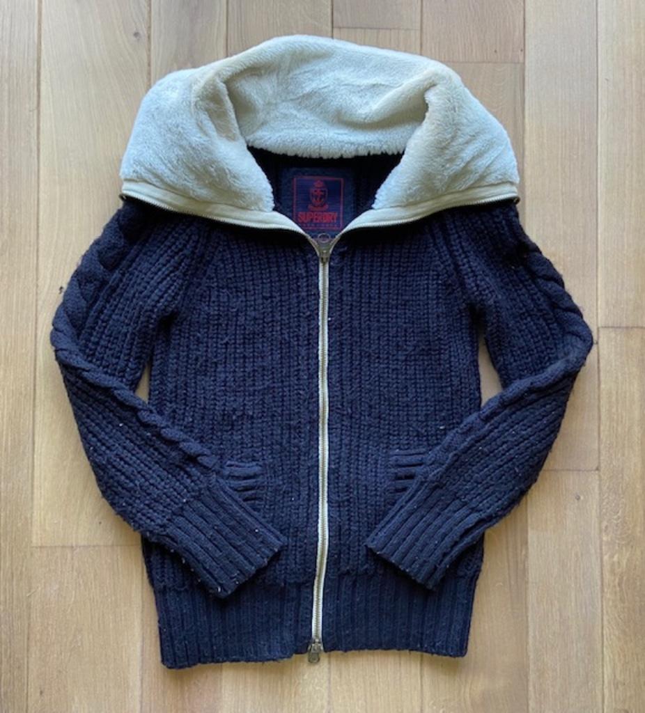 Pull / Veste Superdry bleue Taille M Col fourré blanc, Maat 38/40 (M), Ophalen of Verzenden, Gedragen, Superdry