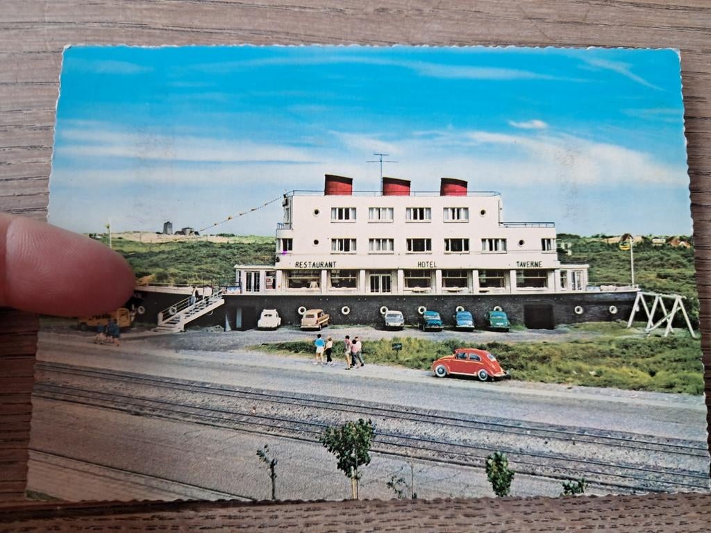 Pk Hotel -restaurant Koksijde, avec des voitures rétro au pr, Collections, Enlèvement ou Envoi