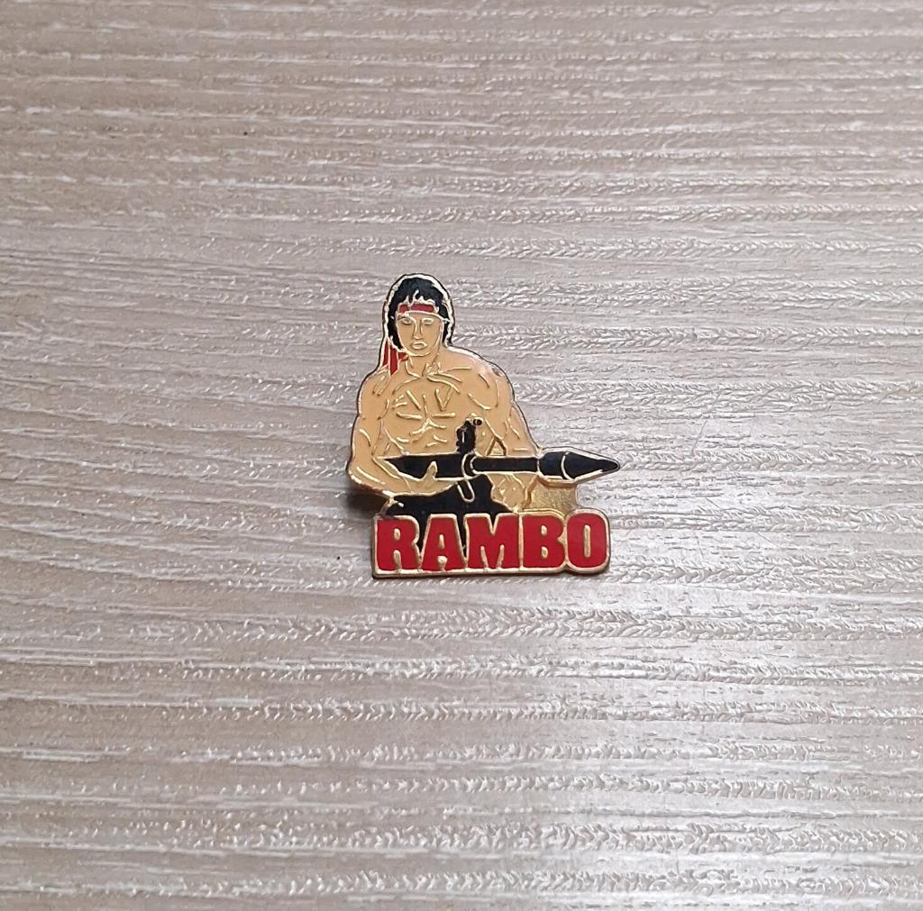 PIN - RAMBO - SYLVESTER STALLONE, Collections, Envoi, Utilisé, Figurine, Insigne ou Pin's