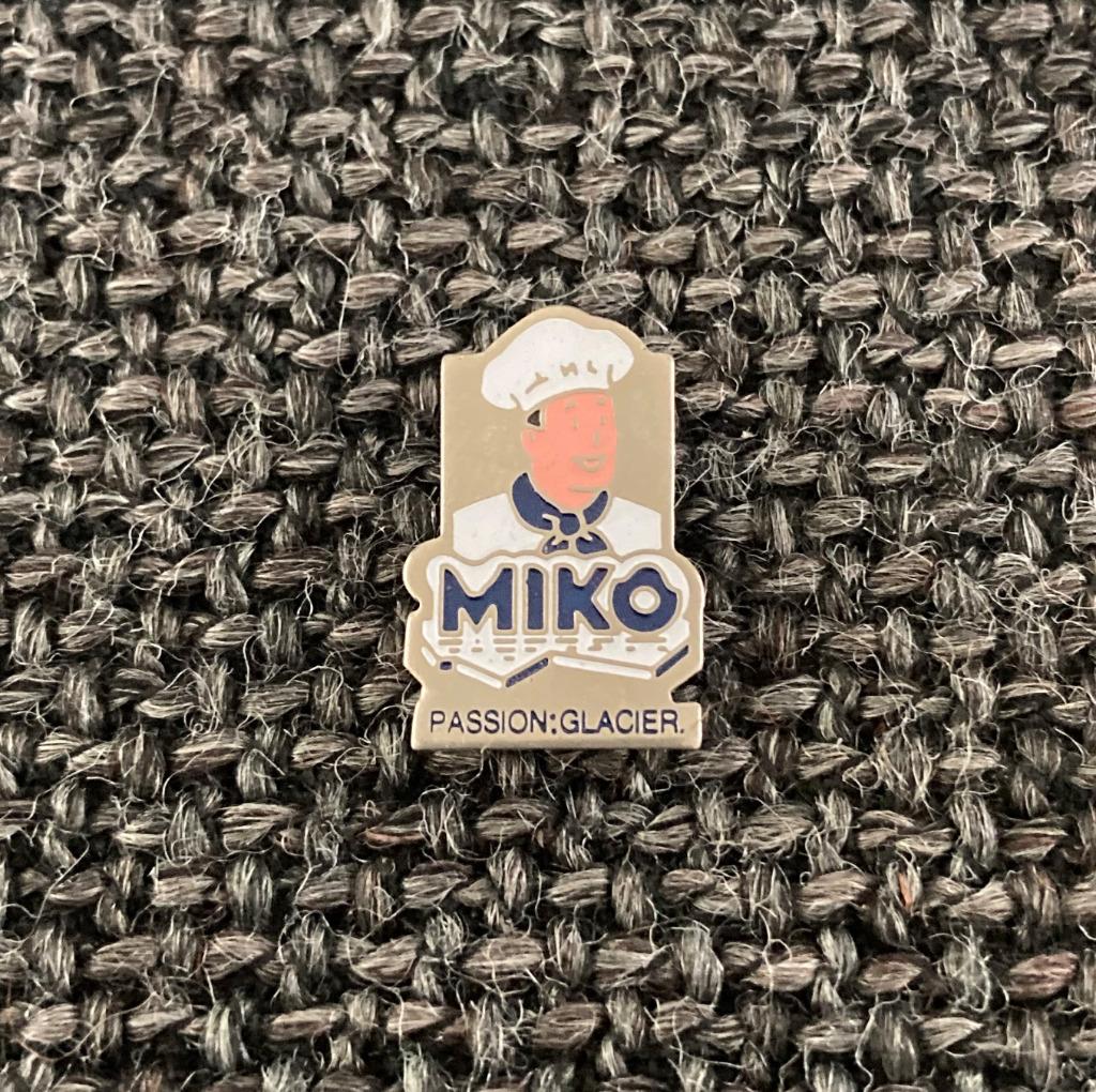 PIN - MIKO - PASSION - GLACIER - ROOMIJS - CRÈME-GLACÉE, Verzenden, Gebruikt, Merk, Speldje of Pin