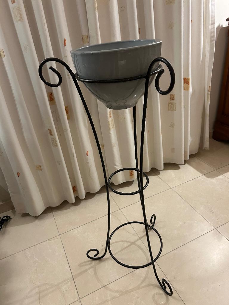 Metalen staander met bloempot, Ophalen, Gebruikt, Rond, Binnen