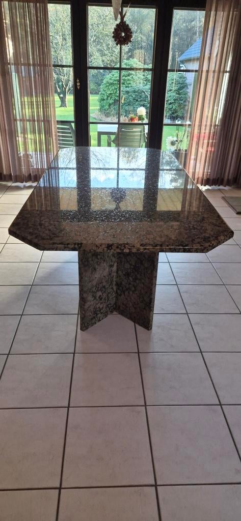 tafel met stoelen en salontafel. (GRANIET), Ophalen