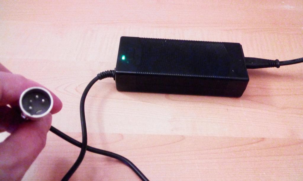 E-Bike oplader Gazelle / Emove 36V output 48V  4pin, Fietsen en Brommers, Ophalen, Zo goed als nieuw