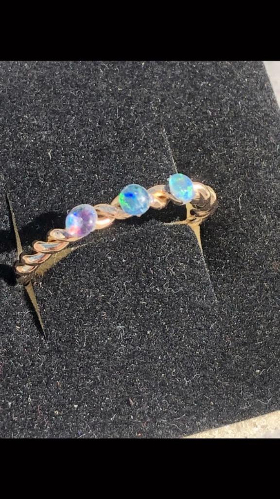Goudkleurige ring maat 18 met natuurlijk Australische opaal, Overige materialen, Met edelsteen, Nieuw, Ophalen of Verzenden