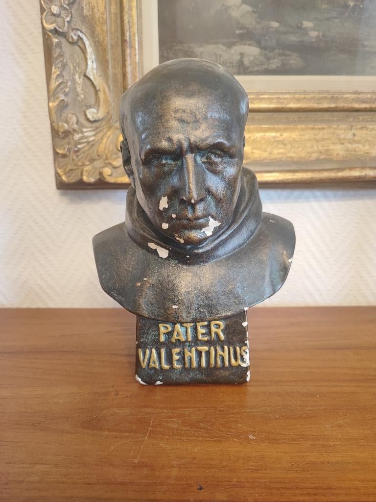 Pater Valentinus, licht beschadigd, Ophalen