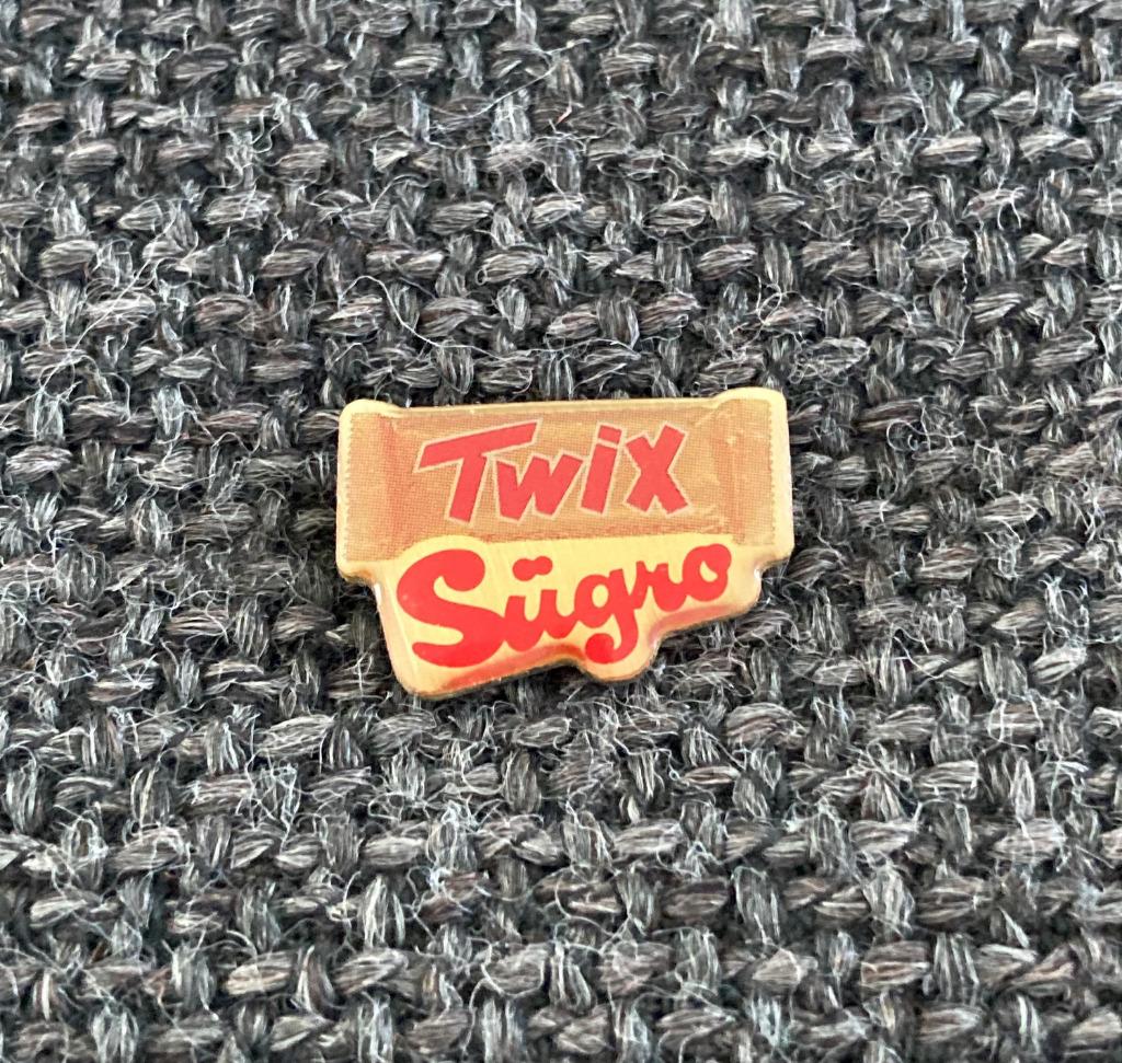 PIN - TWIX - SÜGRO, Envoi, Utilisé, Marque, Insigne ou Pin's