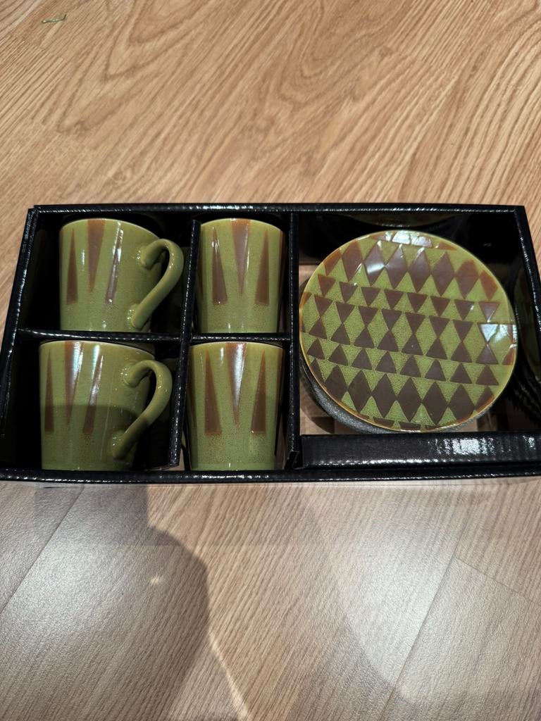 Set van 4 kopjes en ondertassen - Pomax, Ophalen of Verzenden, Nieuw, Aardewerk, Kop(pen) en/of Schotel(s)