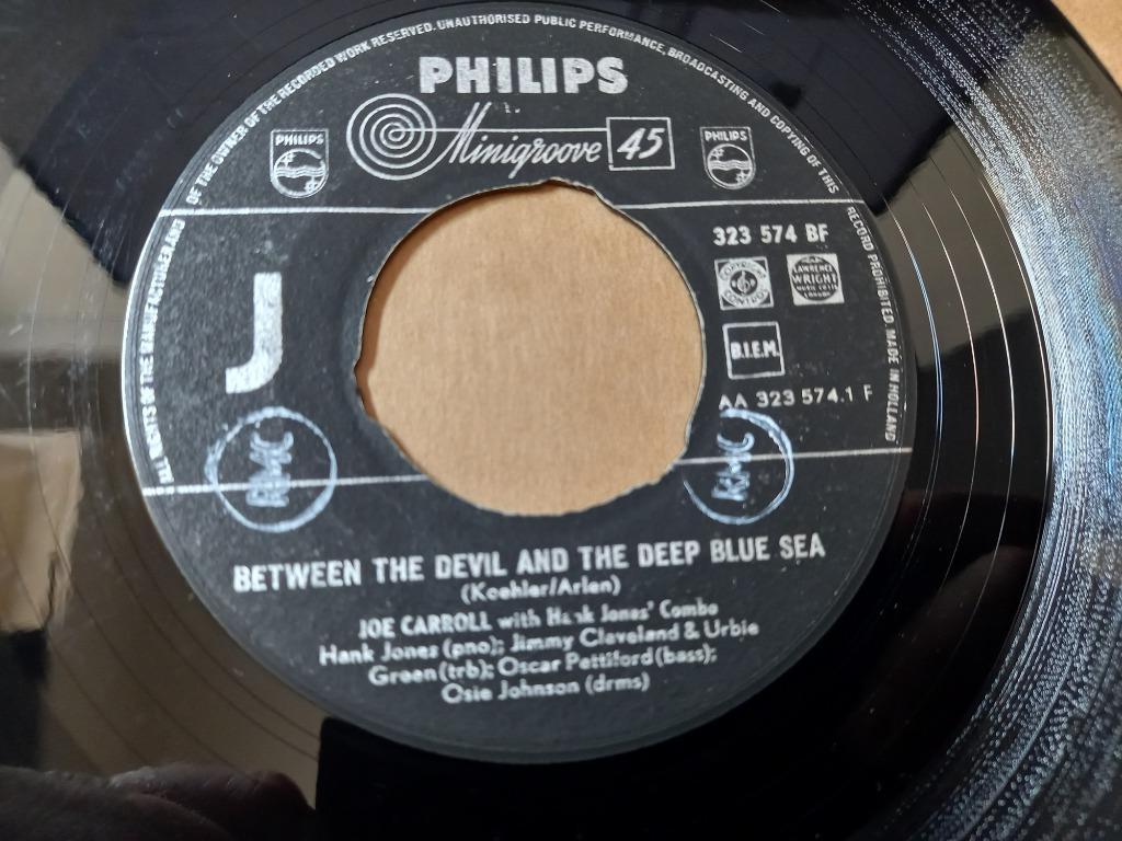 Joe Carroll – Between The Devil And The Deep Blue Sea '7, CD & DVD, Vinyles Singles, Comme neuf, Jazz et Blues, Enlèvement ou Envoi