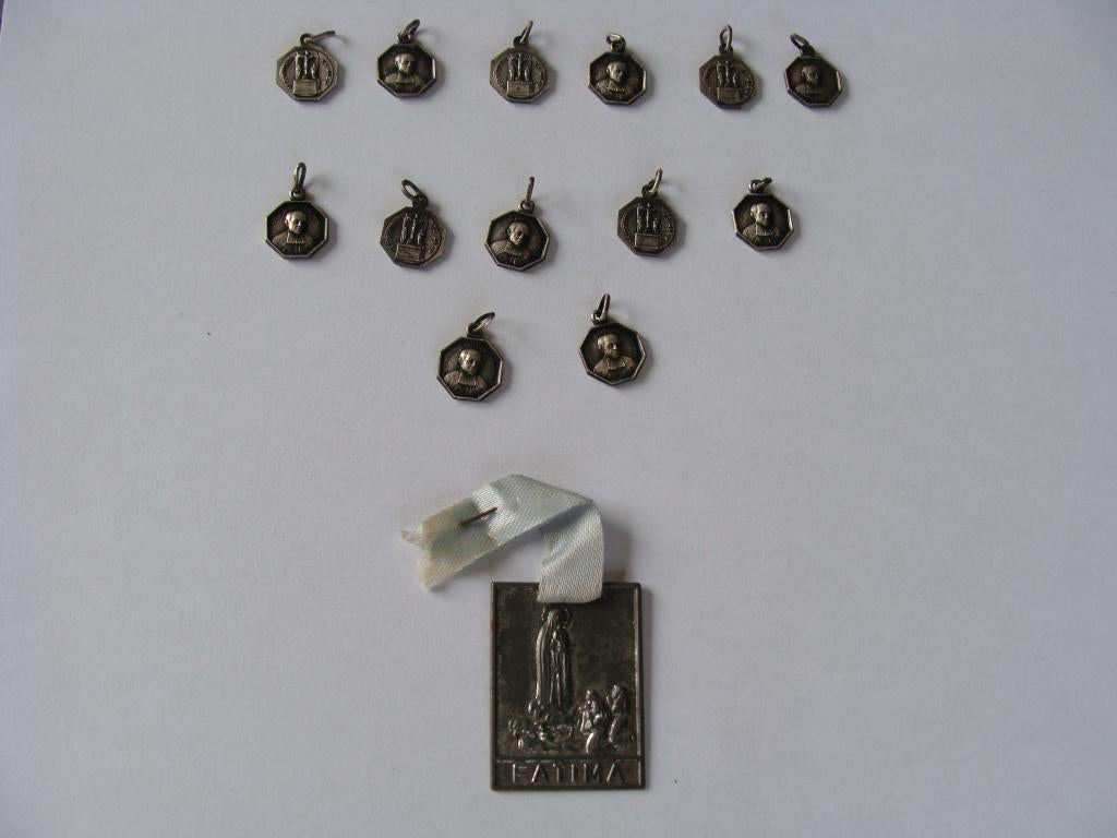 Lot 13 médailles et 1 grande de Fatima, vintage, Antiquités & Art, Enlèvement ou Envoi