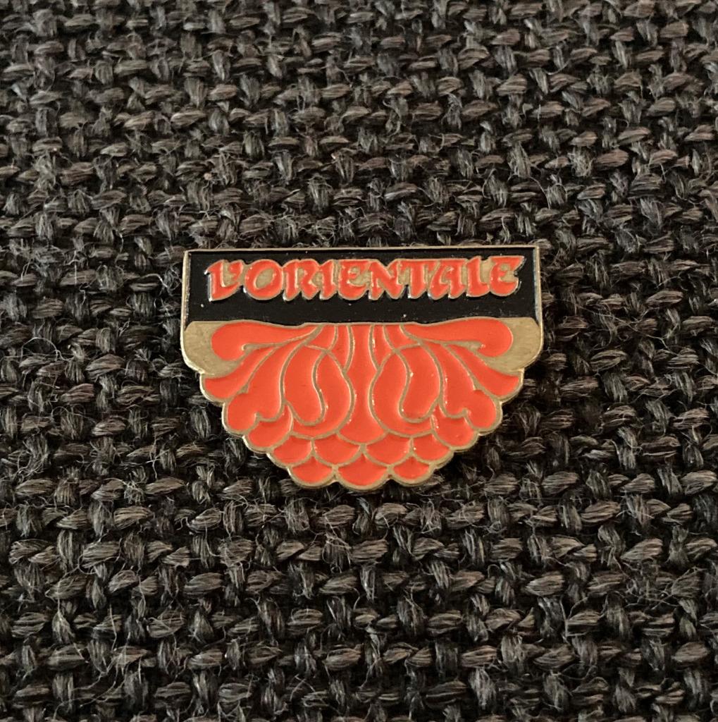 PIN - L'ORIENTALE, Envoi, Utilisé, Autres sujets/thèmes, Insigne ou Pin's
