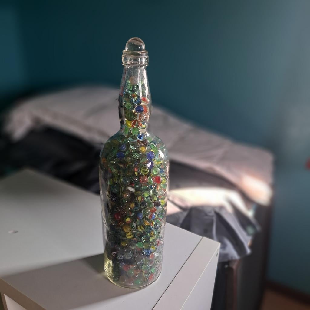 grote fles met meerdere honderden knikkers, Ophalen, Zo goed als nieuw