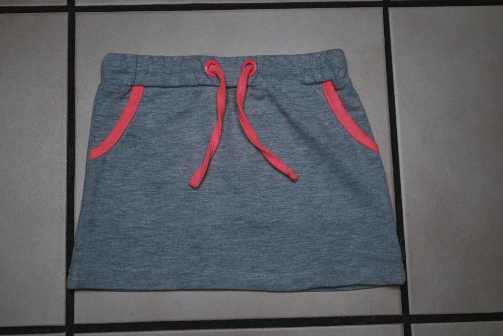Mini jupe droite en sweat-coton gris T110cm ou 4/5 ans, Enfants & Bébés, Enlèvement ou Envoi, Comme neuf, Fille, TQF Collection