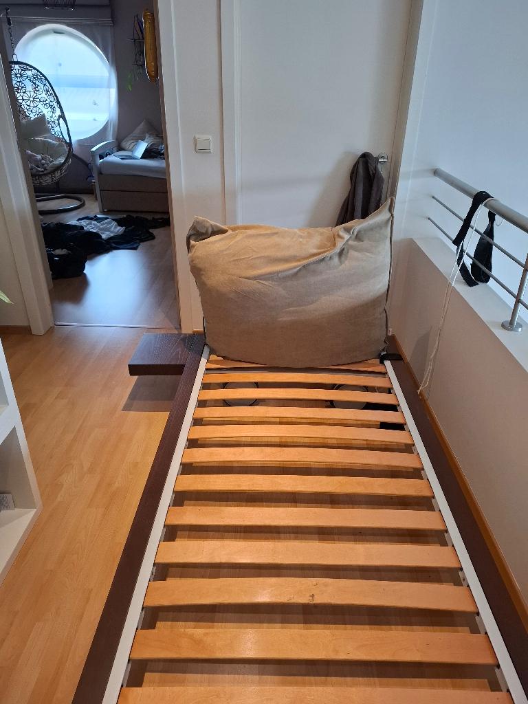 Eenpersoonsbed Dearkids op zwenkwielenmet nachttafeltje, Huis en Inrichting, Slaapkamer | Bedden, Ophalen, Eenpersoons, Bruin