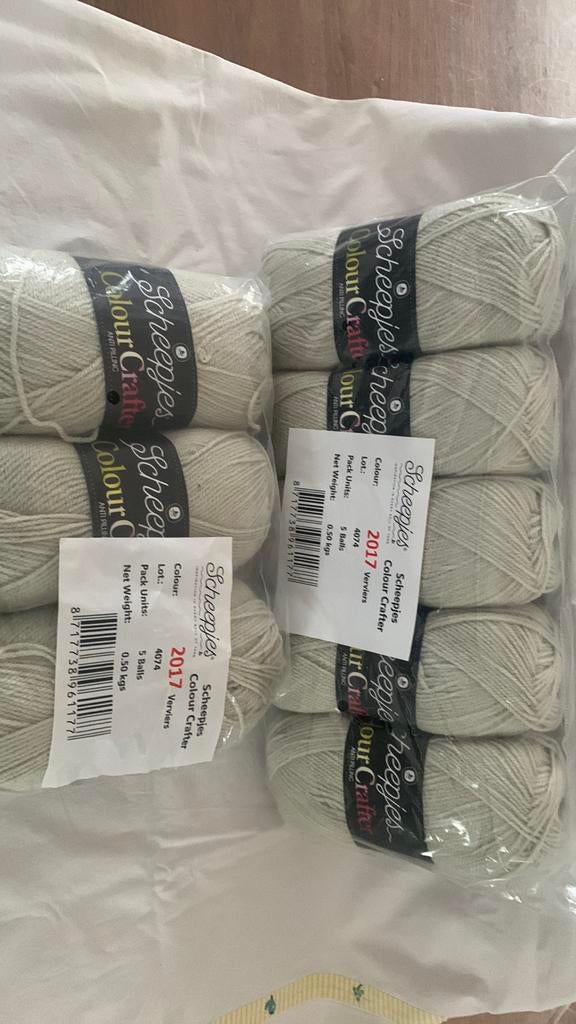 Nieuwe breiwol. 8 bollen van 100gr. 3€ per bol is 24€. (Nr4), Hobby en Vrije tijd, Breien en Haken, Ophalen of Verzenden, Nieuw