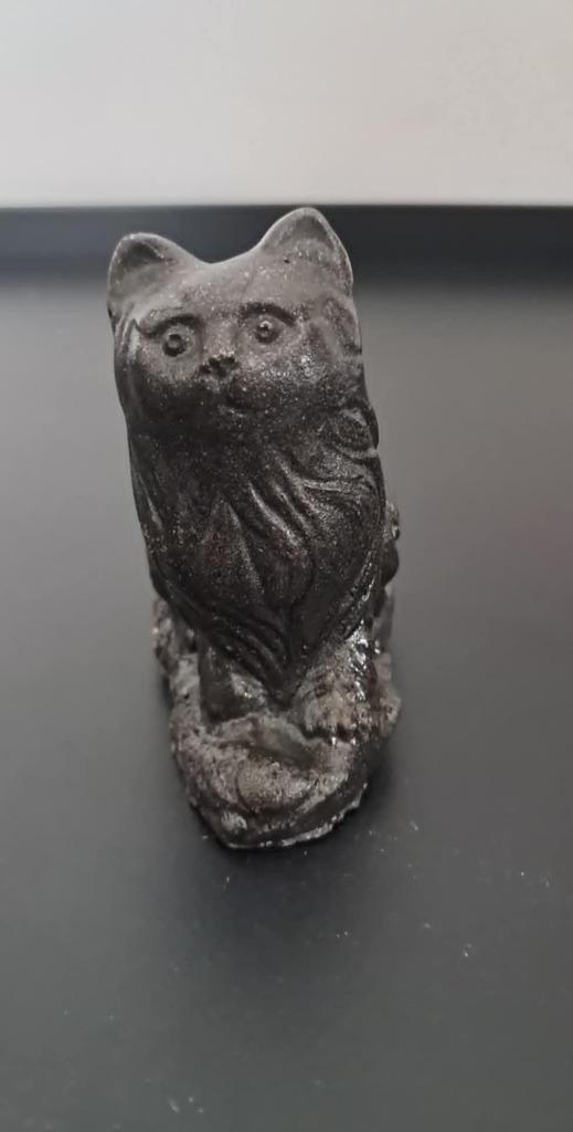 Petit chat sculpté en grès, Enlèvement