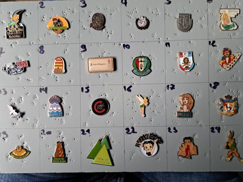 Pin's pins bij de doos zie foto's en nieuws/lees de aankondi, Ophalen of Verzenden