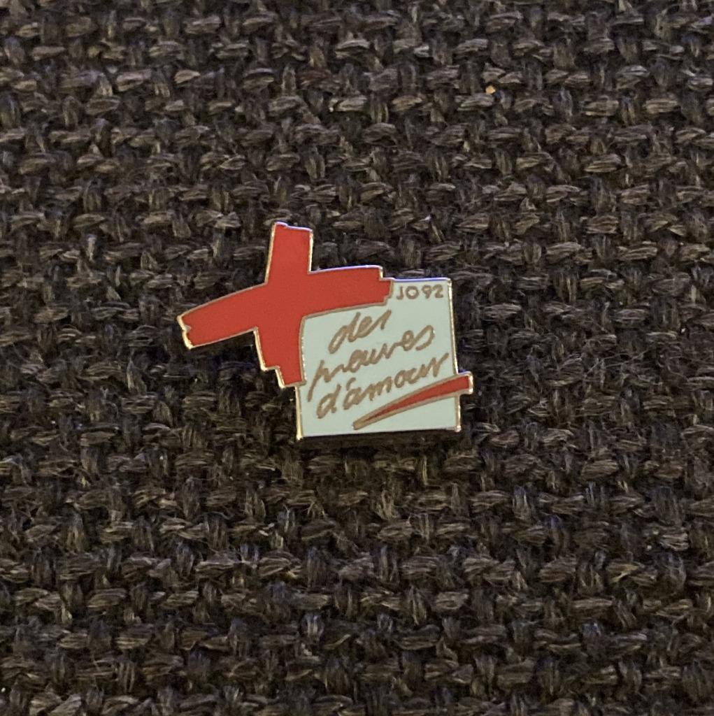 PIN - DES PREUVES D'AMOUR - CROIX ROUGE - RODE KRUIS, Collections, Envoi, Utilisé, Autres sujets/thèmes, Insigne ou Pin's