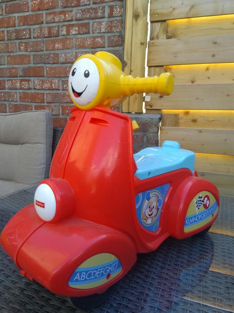 Voiture à chevaucher Fisher Price avec son, Enlèvement, Comme neuf