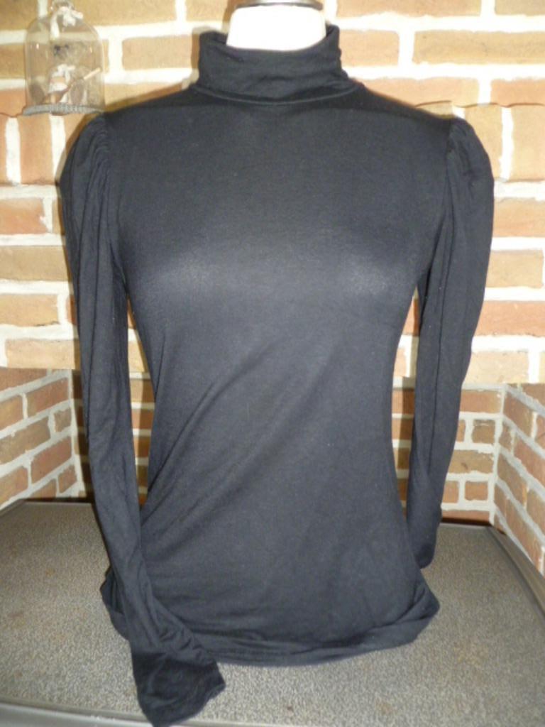 zwarte dames souspull met fronsjes aan de schouder, small, Kleding | Dames, Ophalen of Verzenden, Zo goed als nieuw
