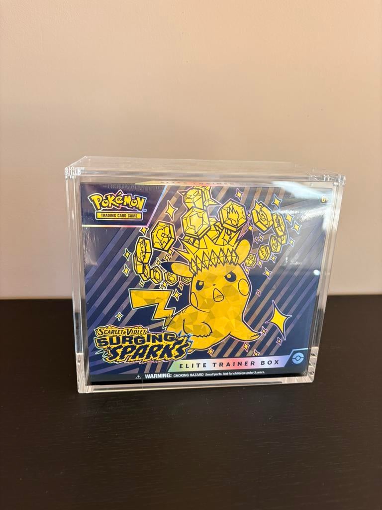 Pokemon Surgings Sparks ETB + acryl case, Ophalen, Nieuw