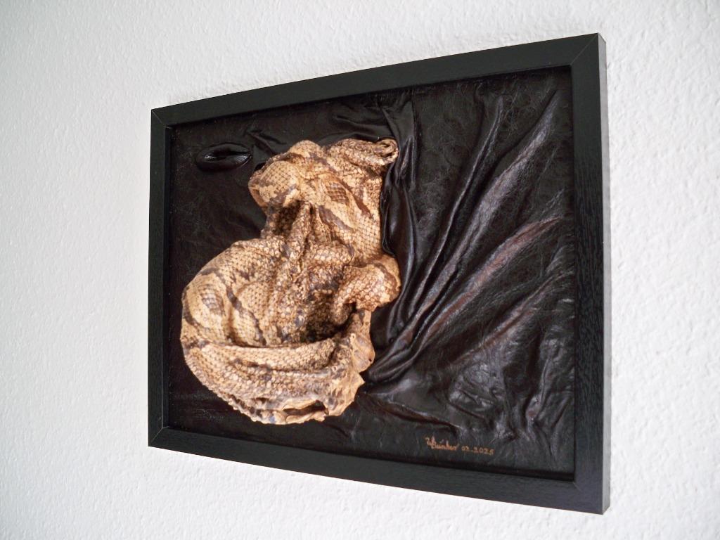 Tableau-sculpture moto en cuir et cuir de serpent, Enlèvement, Neuf, Autres types