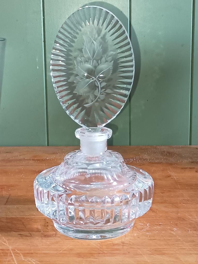 Geslepen kristallen parfumfles met ovale dop met bloemen, Enlèvement ou Envoi