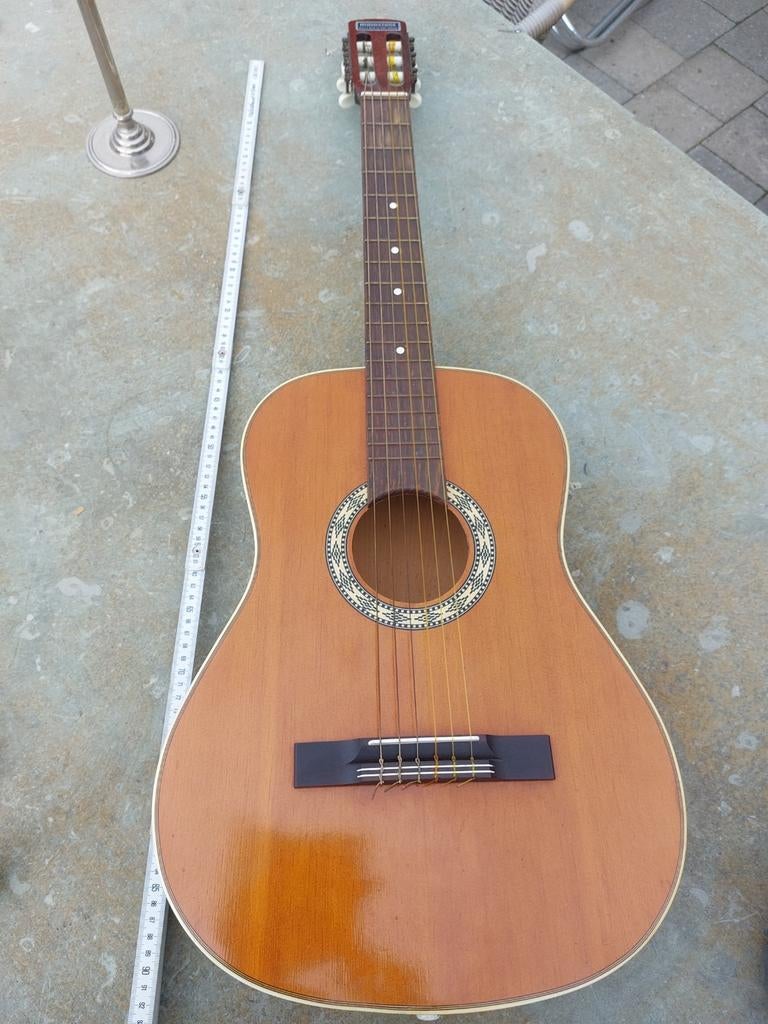 Guitare espagnole vintage plus petite, Enlèvement