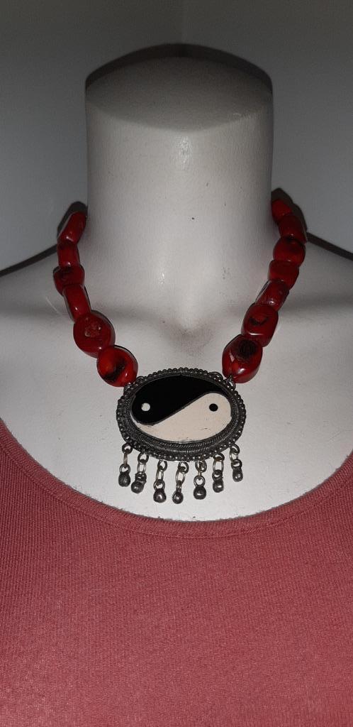 Antieke ketting met zilveren Yin Yang en bloedkoraal, Handtassen en Accessoires, Antieke sieraden, Ophalen of Verzenden, Zilver