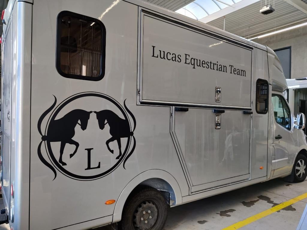 Verhuur paardencamionette, Dieren en Toebehoren, Paarden en Pony's | Trailers en Aanhangwagens, Zo goed als nieuw, 2-paards trailer