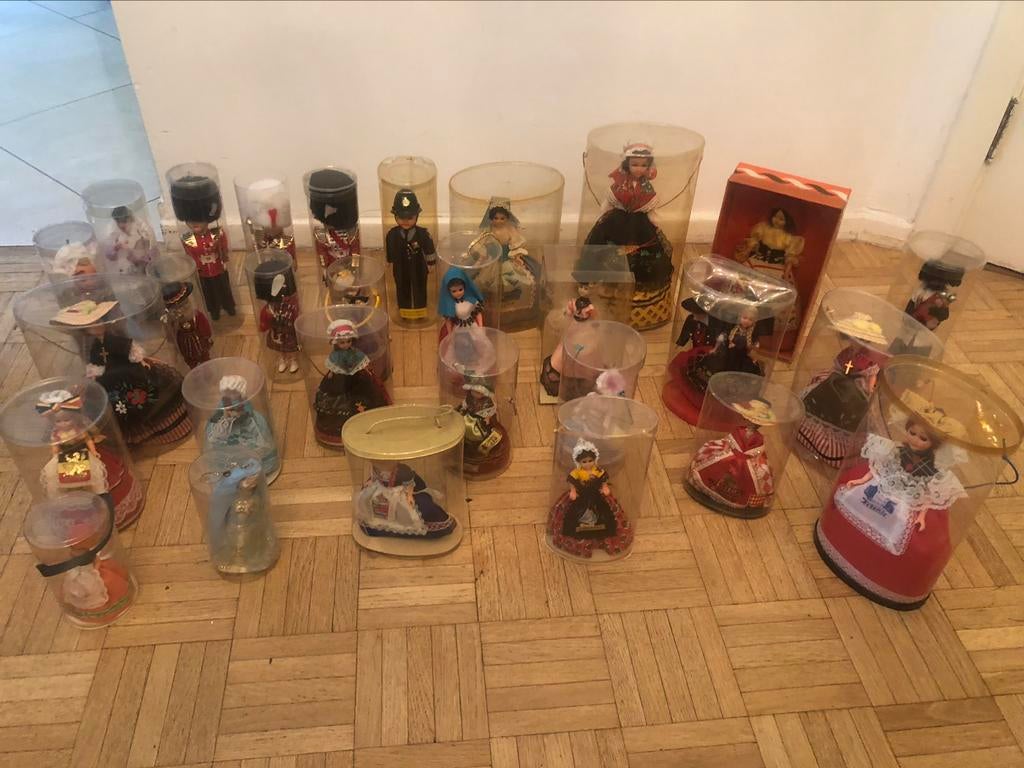 29 poupées de collection dans plastique (du monde), Enlèvement