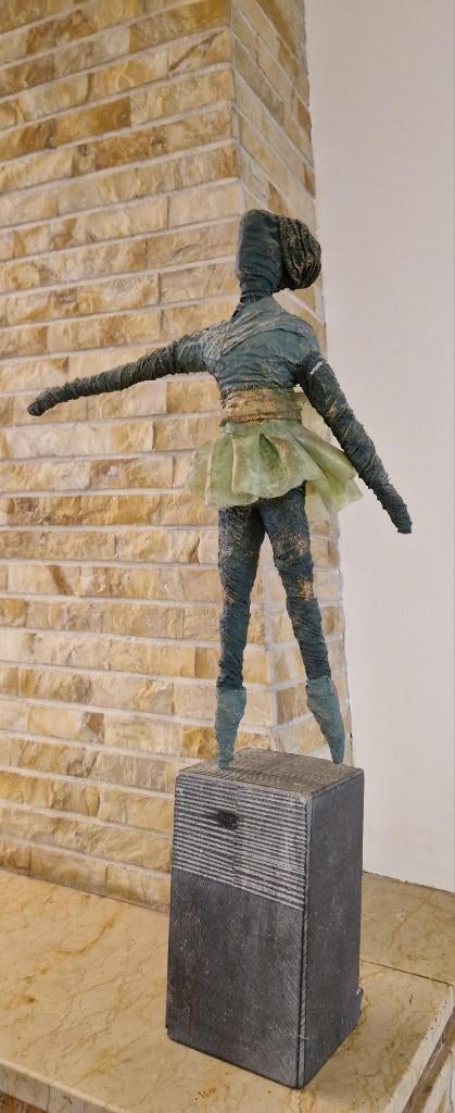 Ballerina op sokkel - Zeer mooi beeld in papier maché., Antiek en Kunst, Ophalen
