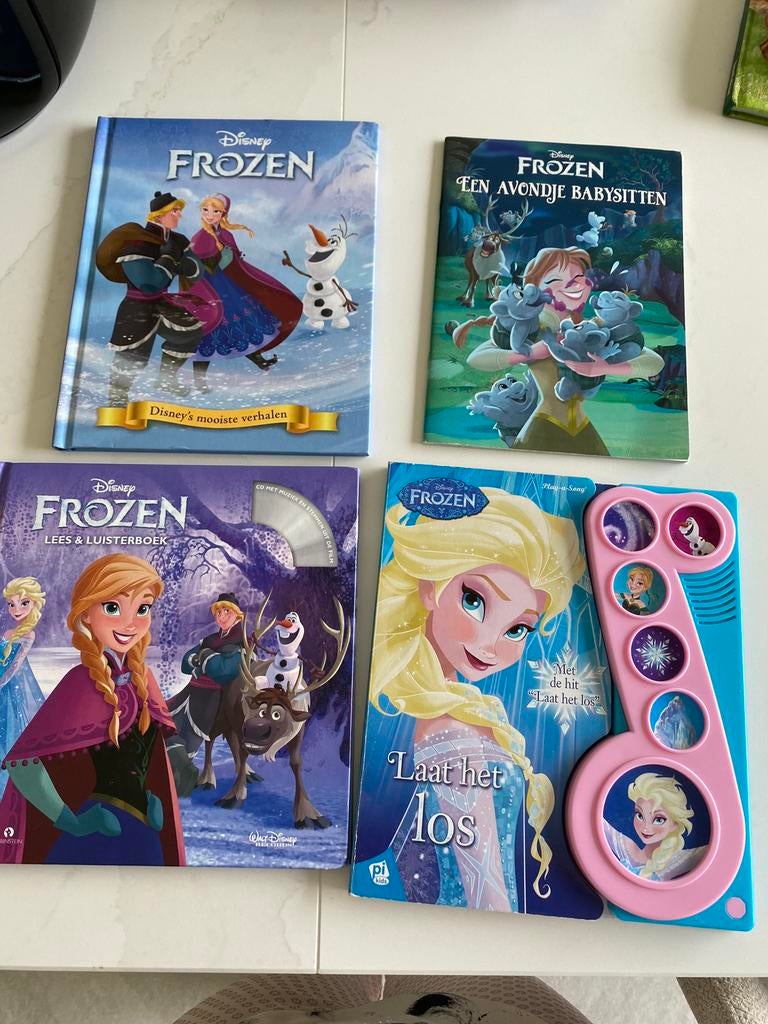 4 frozen boeken, waaronder 1 met het frozen liedje, Ophalen of Verzenden, Zo goed als nieuw