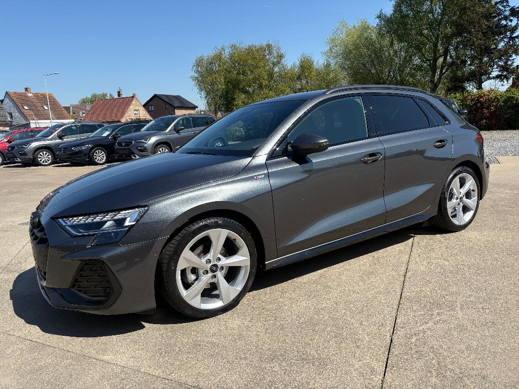 Audi A3 Sportback 30 TFSI MHEV S line S tronic Shadow Line, Auto's, Stof, 4 cilinders, Hybride Elektrisch/Benzine, Zilver of Grijs