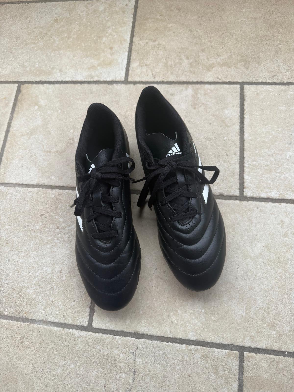 Voetbalschoenen - Addidas, Sport en Fitness, Voetbal, Ophalen, Schoenen, Maat M, Zo goed als nieuw