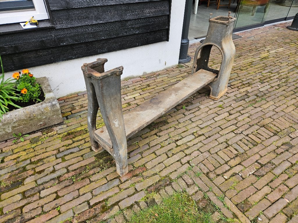 Oud gietijzer onderstel Hoog ca 75 cm Breed onder ca 38 cm, Ophalen