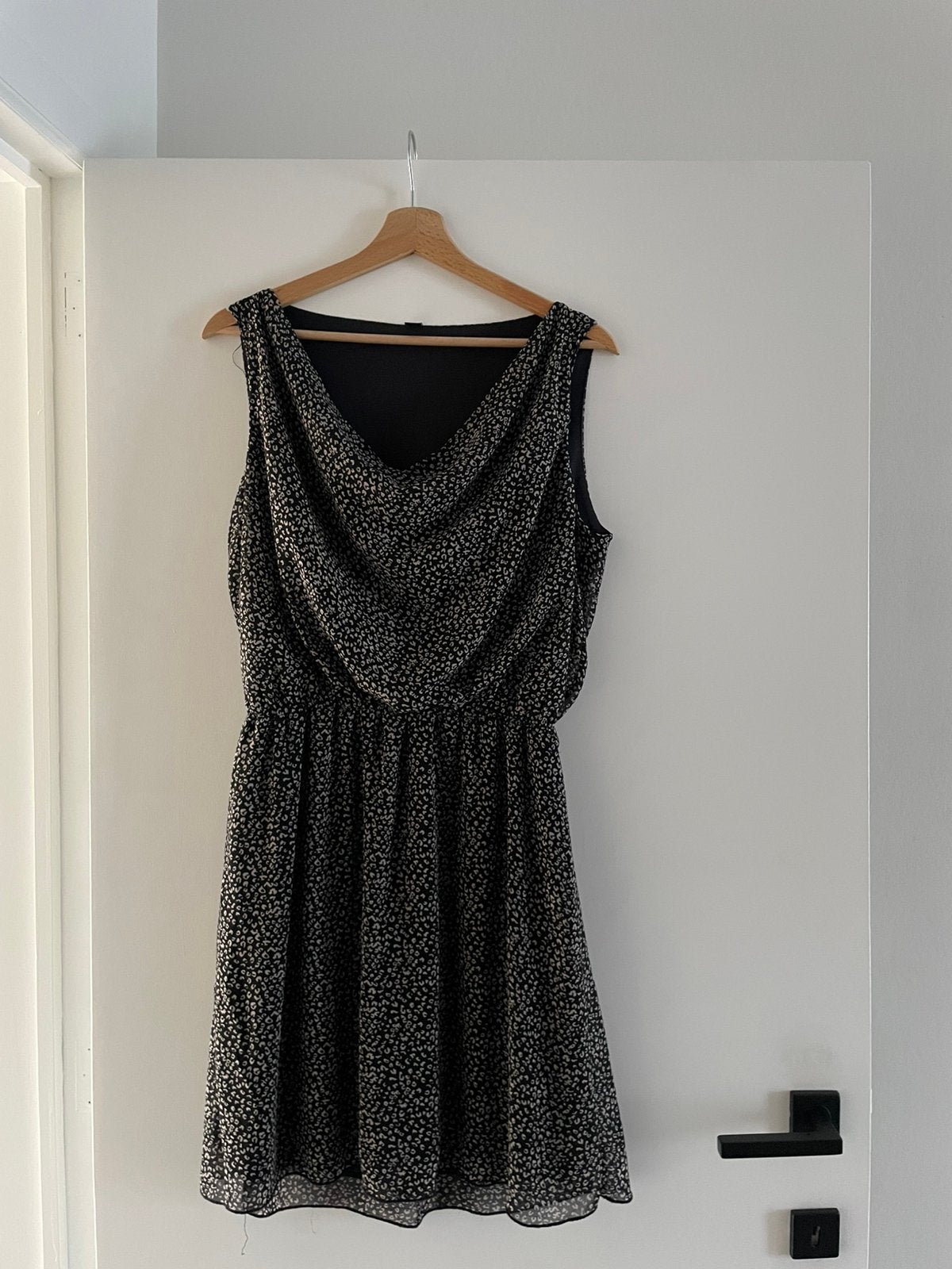 Zwart kleedje met subtiele dieren print, Vêtements | Femmes, Robes, Taille 42/44 (L), Au-dessus du genou, Comme neuf, Enlèvement