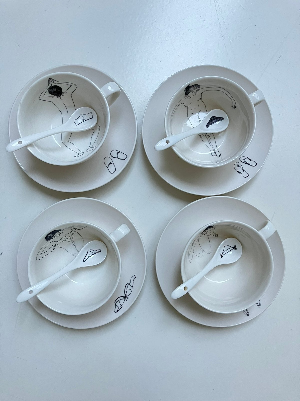 Polspotten undresses servies, Ophalen