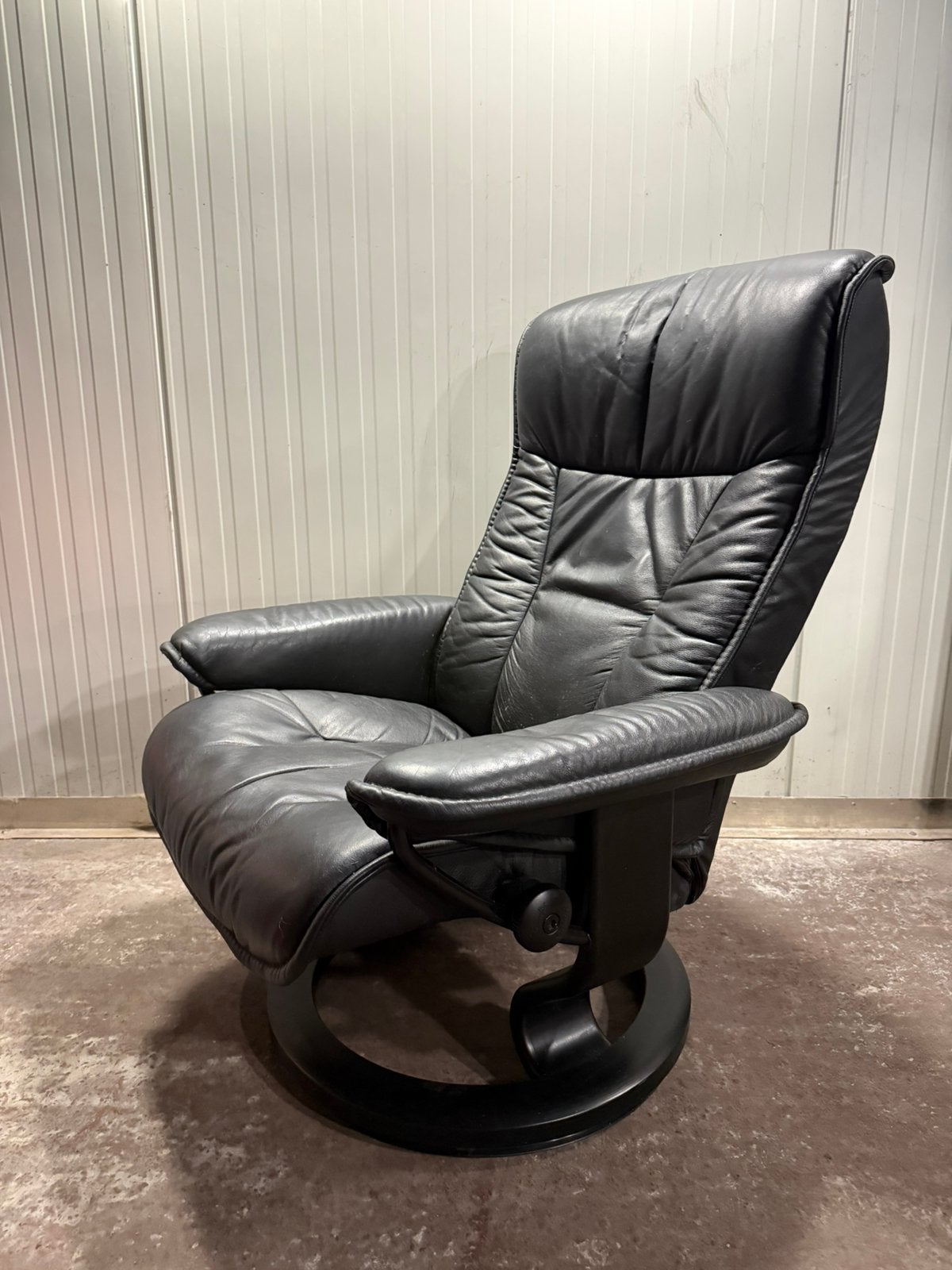 Fauteuil Relax en cuir noir, Maison & Meubles, Fauteuils, 75 à 100 cm, Stressless Hukla Himolla, Enlèvement, Utilisé