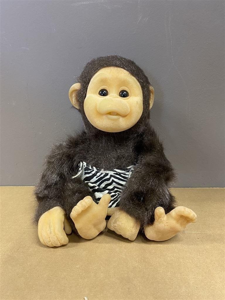 knuffel aap - Hosung baby chimp - aapje met broekje, Ophalen of Verzenden, Zo goed als nieuw, Aap