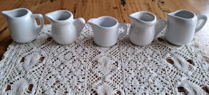 Nog 4 witte mini porseleinen melkkannetjes, 3 verschillende, -, -, Overige typen, Ophalen of Verzenden