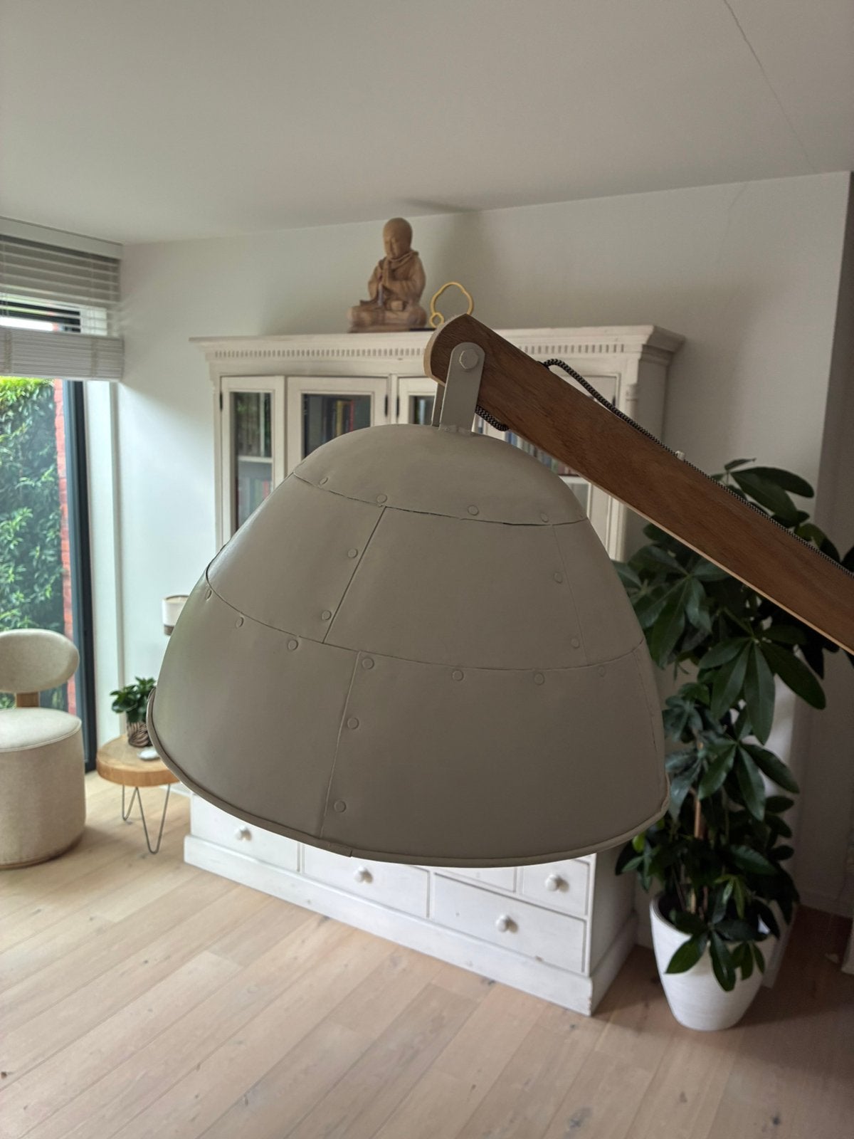 Houten staande lamp met witte kap., Maison & Meubles, Lampes | Lampadaires, Enlèvement, Comme neuf, Bois, 100 à 150 cm