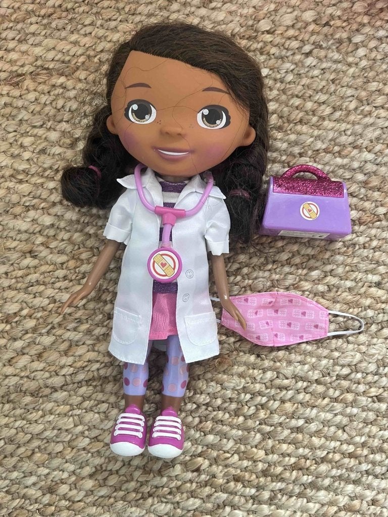 Poupée Docteur La Peluche (Doc McStuffins) + accessoires, Enfants & Bébés, Enlèvement ou Envoi, Comme neuf, Autres types