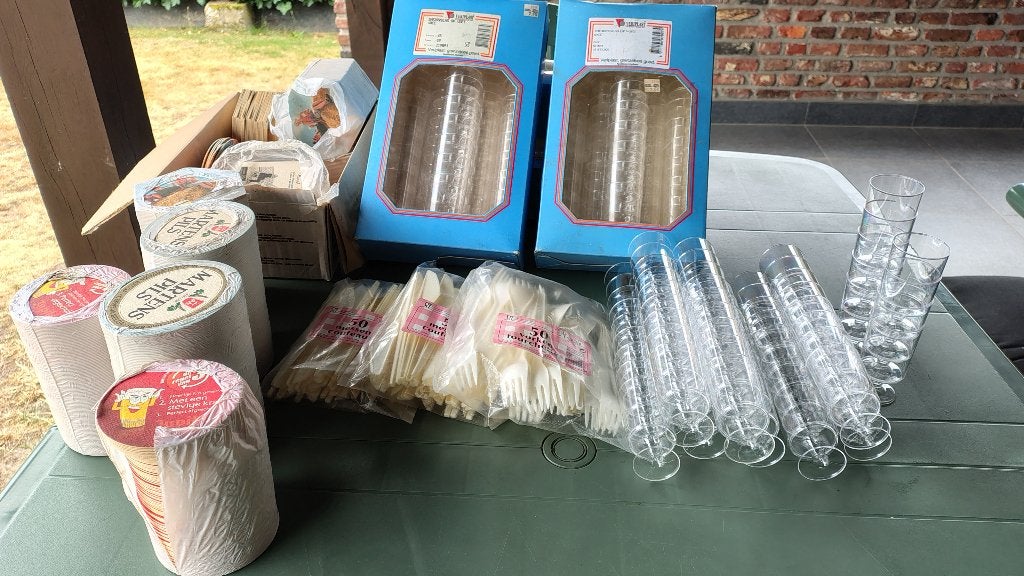 Plastieken glaasjes op voet + bierviltjes + bestek, Ophalen