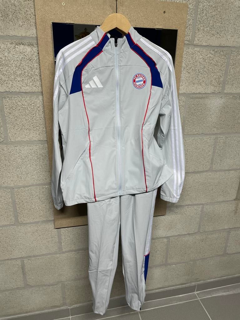 Bayern München windbreaker trainingspak, Sport en Fitness, Voetbal, Maat M, Ophalen of Verzenden, Nieuw, Trainingspak