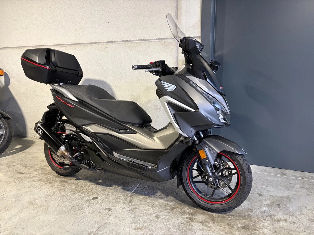 Honda Forza 350 luxescooter met keyless contact en topcase, Motoren, Scooter, Bedrijf, 350 cc, 12 t/m 35 kW