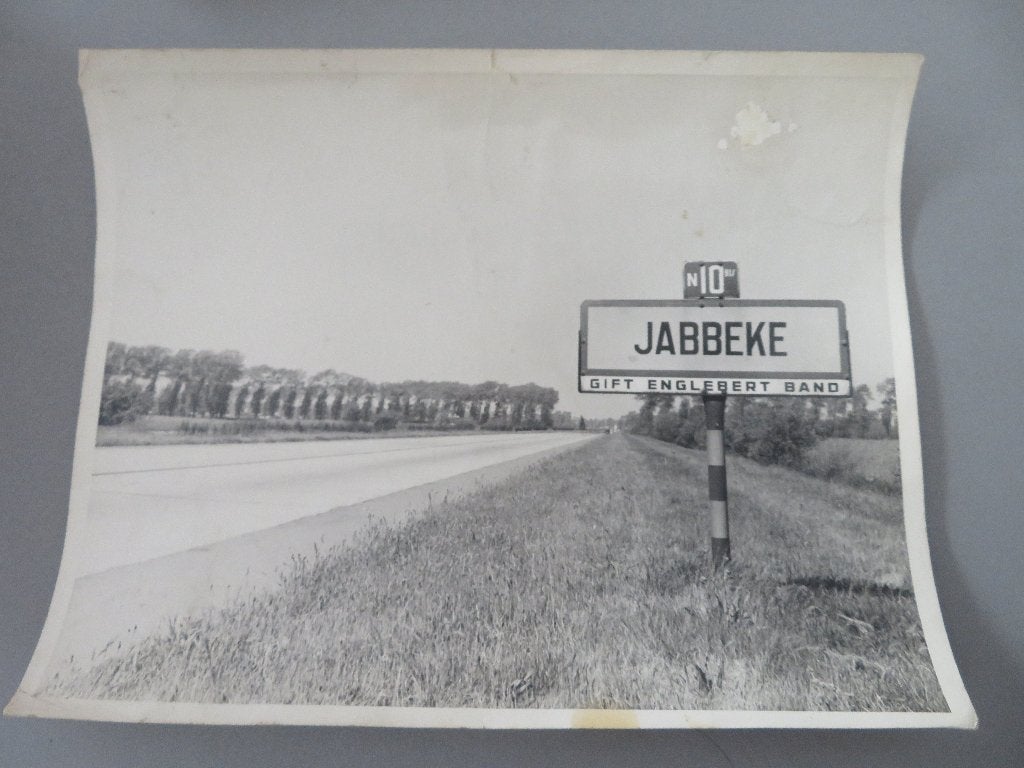 oude persfoto verkeersbord N10 Jabbeke Englebert banden, Foto, Ophalen of Verzenden, Zo goed als nieuw, 1940 tot 1960