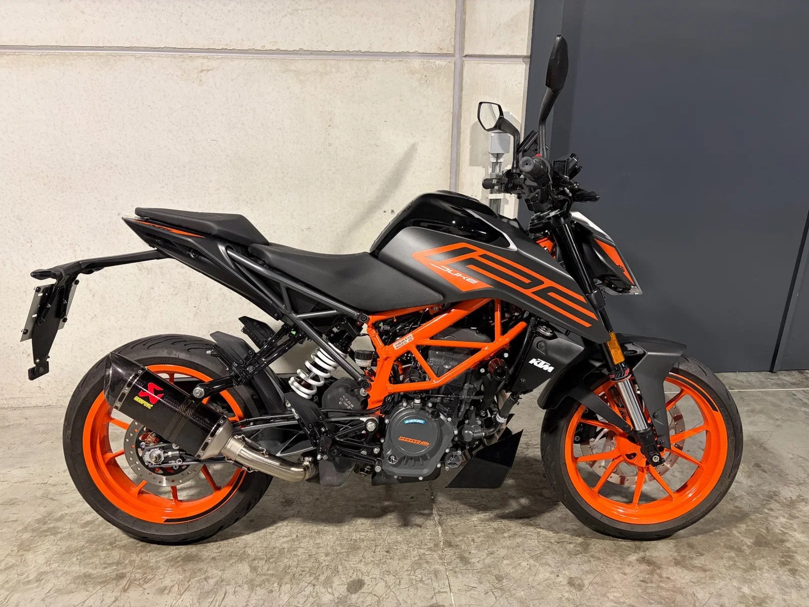 KTM Duke 125 met Akrapovic in mooie staat (bj 2022), Motoren, 125 cc, Overig, 11 kW of minder, Handgeschakeld