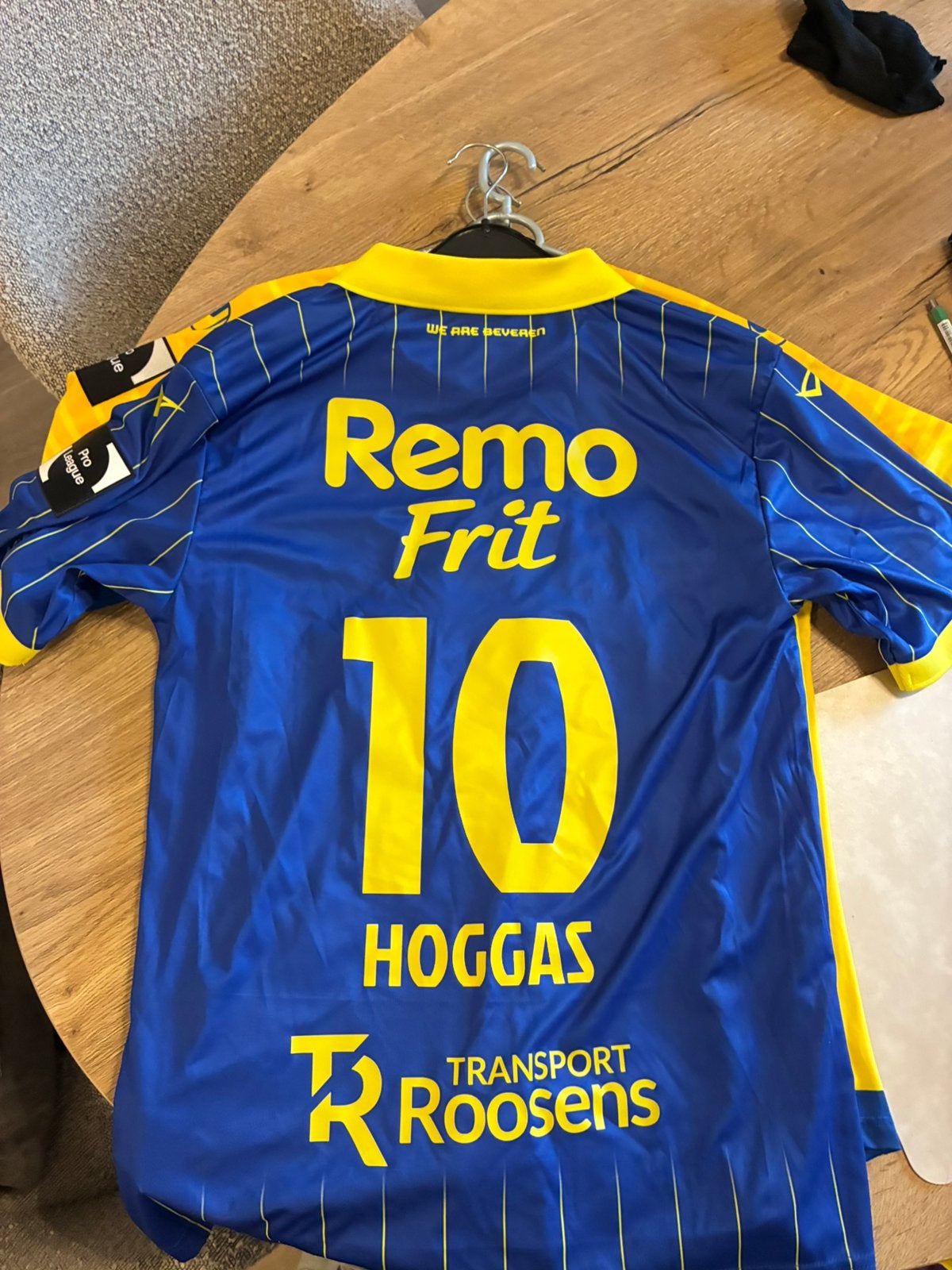 Matchworn SK Beveren Hoggas, Sport en Fitness, Voetbal, Ophalen of Verzenden, Zo goed als nieuw