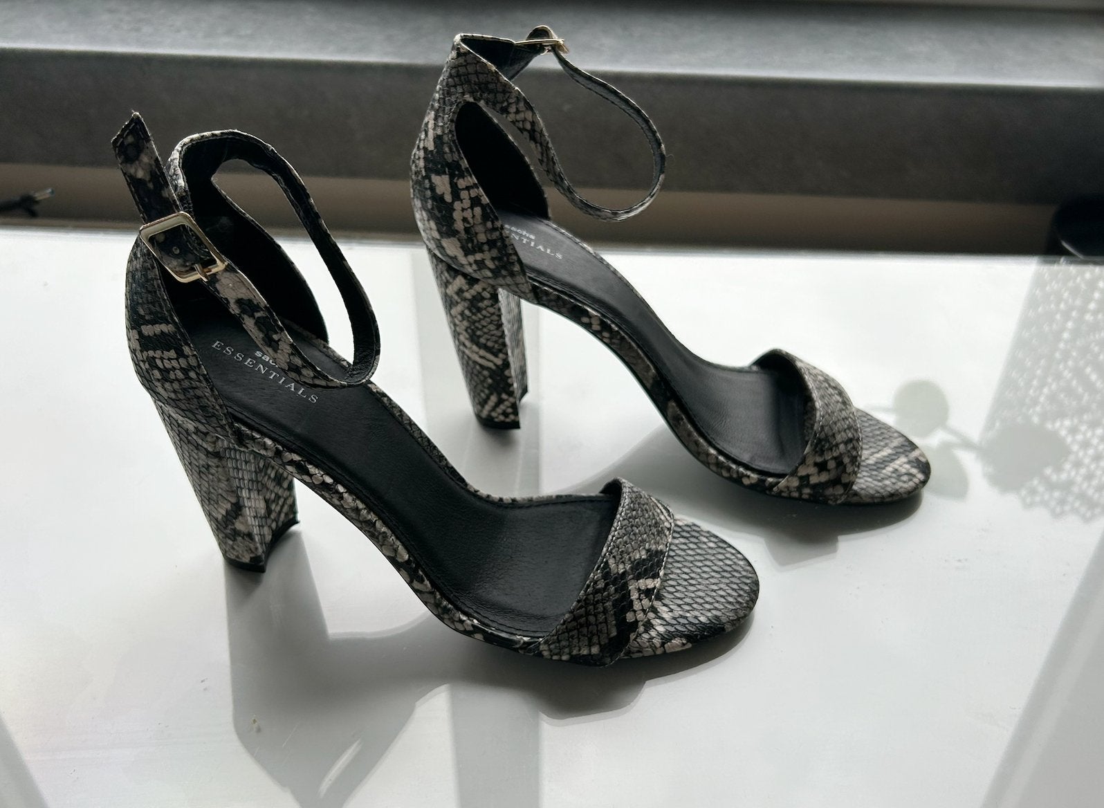 Sandales à talons carrés Sacha à imprimé serpent taille 39, Enlèvement ou Envoi, Autres couleurs, Escarpins, Comme neuf